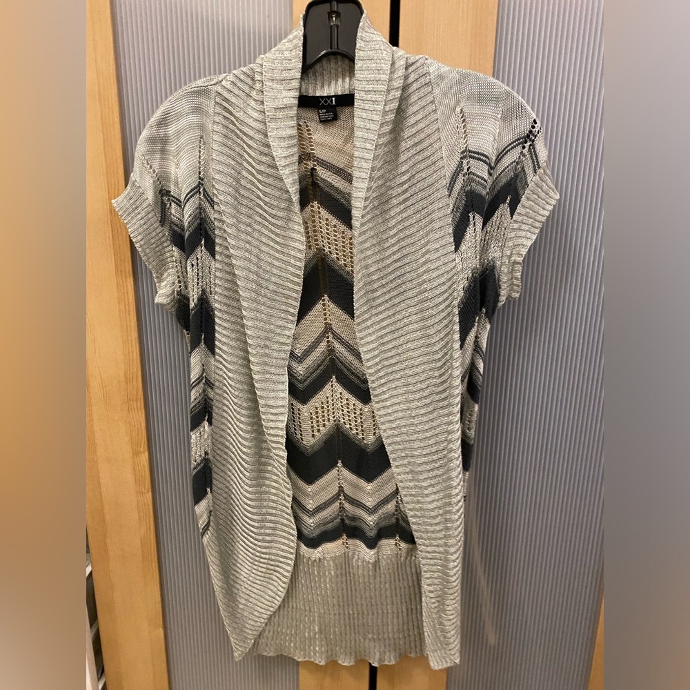 Forever 21 chevron pattern short sleeve cardigan Size small